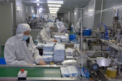 江西進(jìn)賢19家醫(yī)用口罩企業(yè)日產(chǎn)46萬(wàn)只提前復(fù)產(chǎn)，全力保障防疫物資供應(yīng)